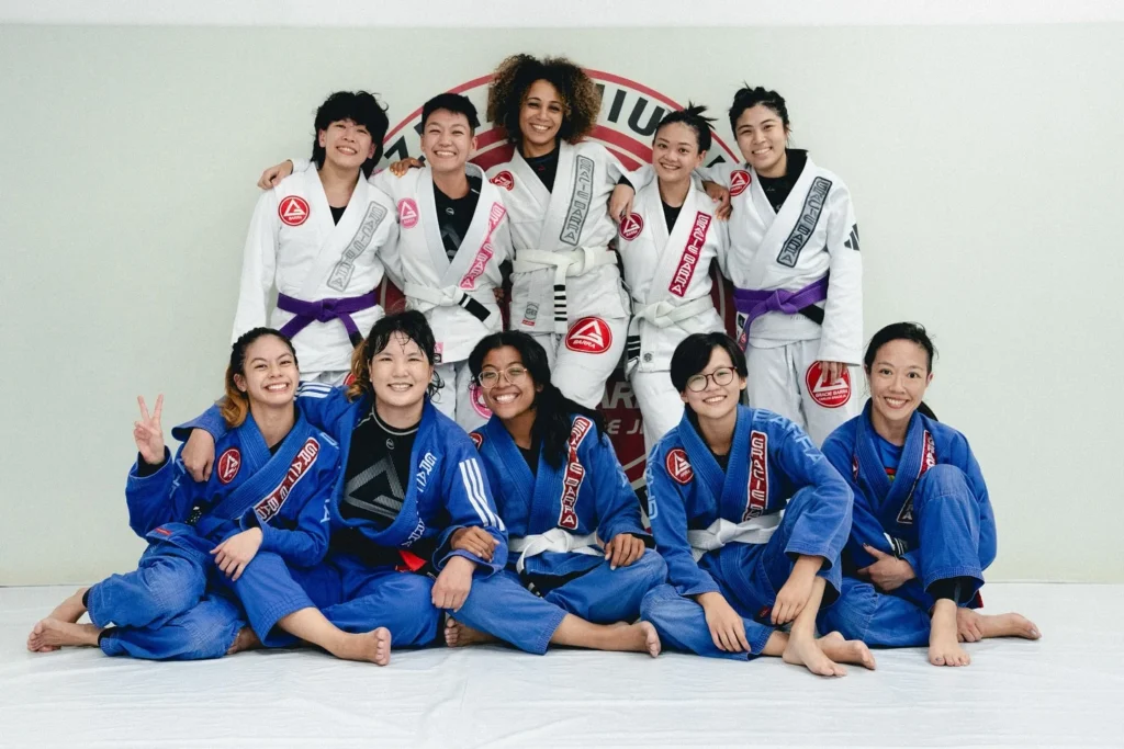 Femmes débutantes en JJB à l'entraînement