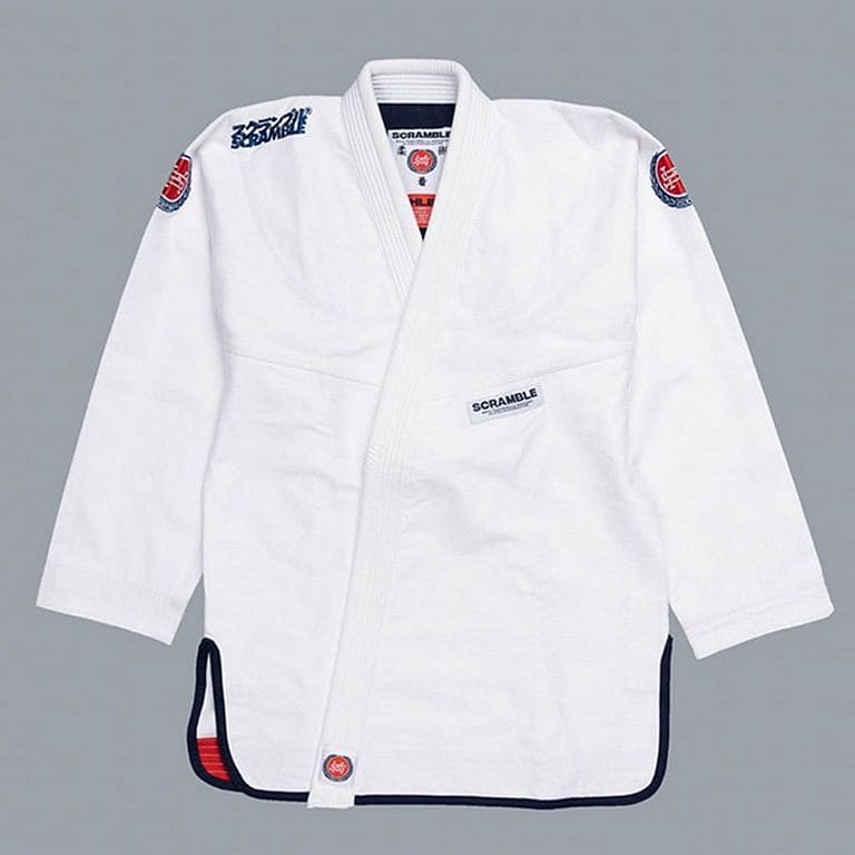 Pratiquant en gi blanc de JJB propre sur le tatami