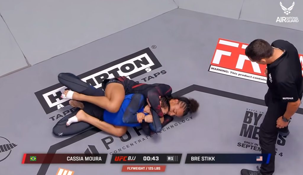 Cassia Moura célèbre sa victoire sur Bre Stikk en demi-finale du Grand Prix UFC BJJ 10