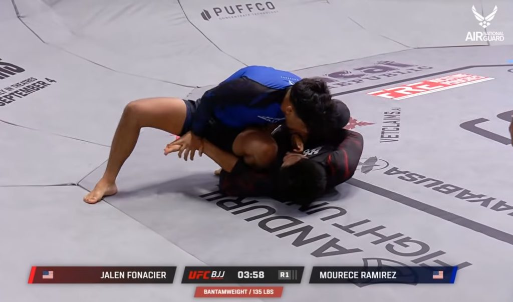 Jalen Fonacier attaque les jambes de Mourece Ramirez à l'UFC BJJ 10