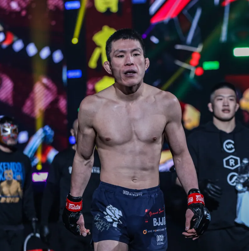 Shinya Aoki et Sage Northcutt lors de la promotion de ONE 165 à Tokyo