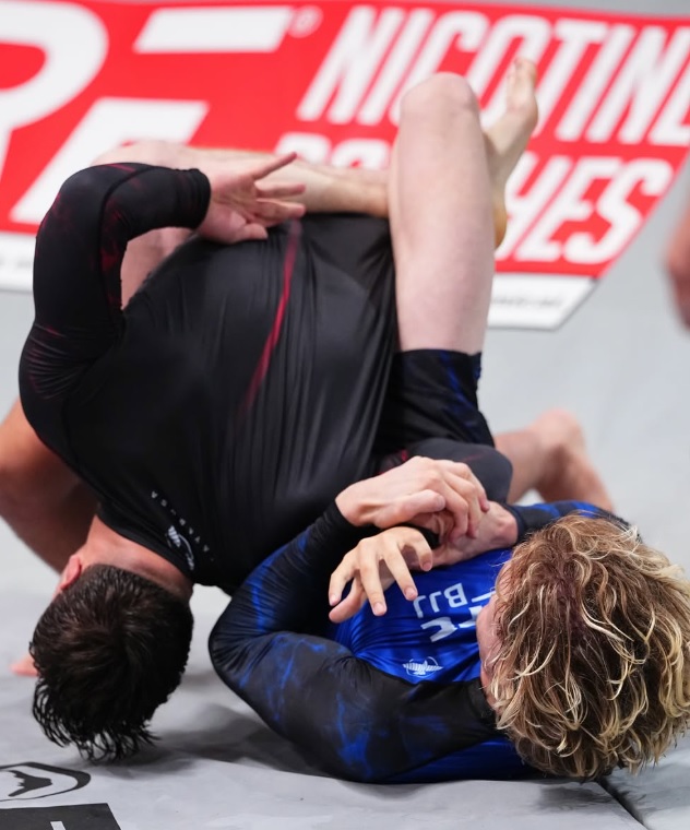 Daniel Deeder célèbre sa victoire par kimura sur Kolby Gonzalez