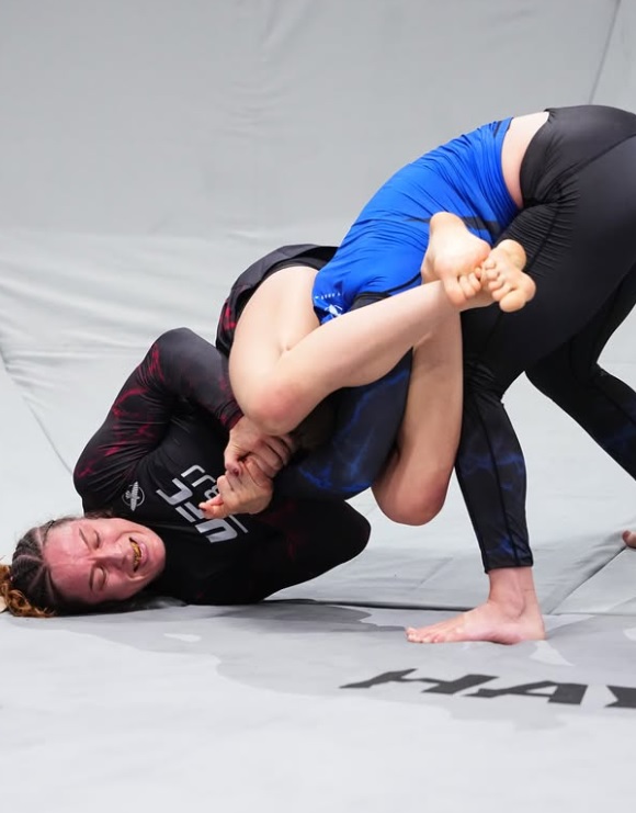 Aurelie Le Vern attaque Rana Willink lors de leur match featherweight à l'UFC BJJ 11