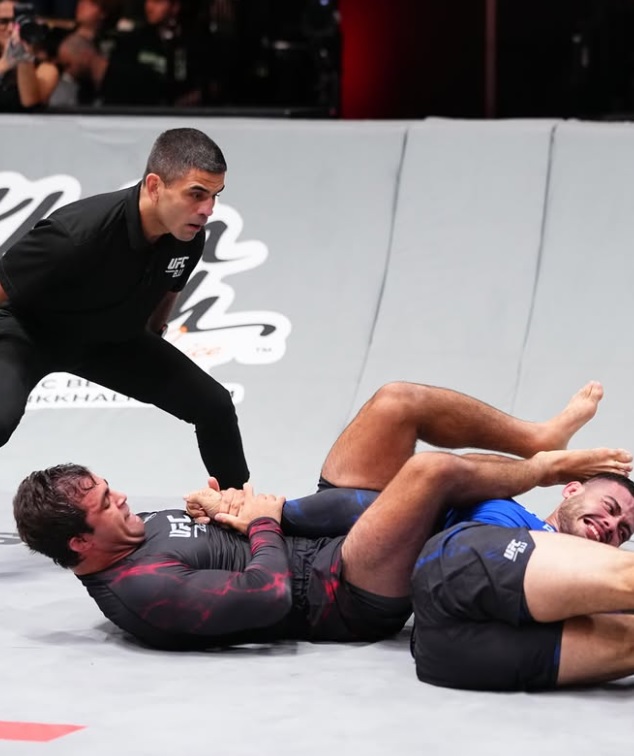 Pedro Machado travaille une soumission sur Lucas Norat dans le Bowl