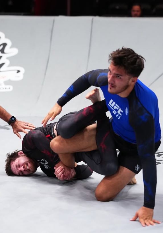 Mason Stritzel verrouille un heel hook sur Seve Zazueta pour ses débuts à l'UFC BJJ 11
