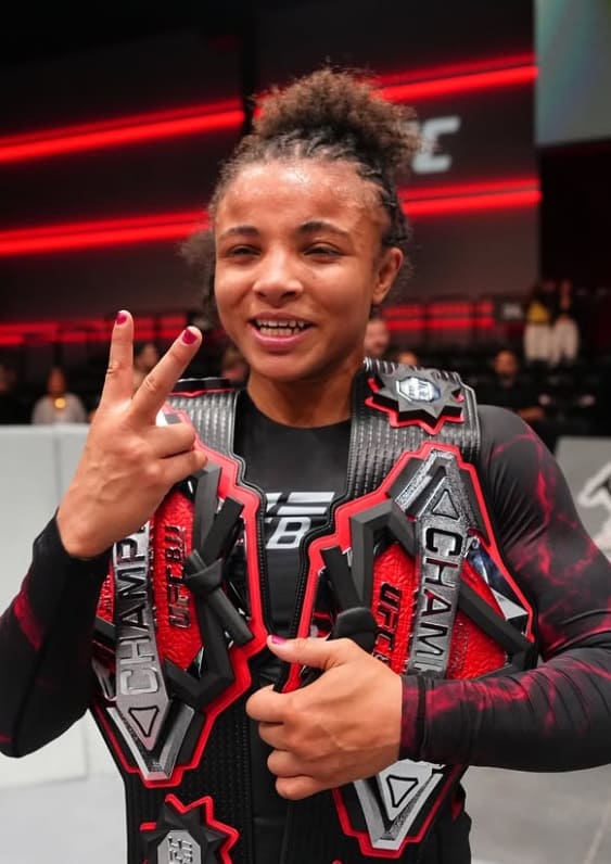 Cassia Moura avec ses deux ceintures après sa victoire sur Adele Fornarino à l'UFC BJJ 12