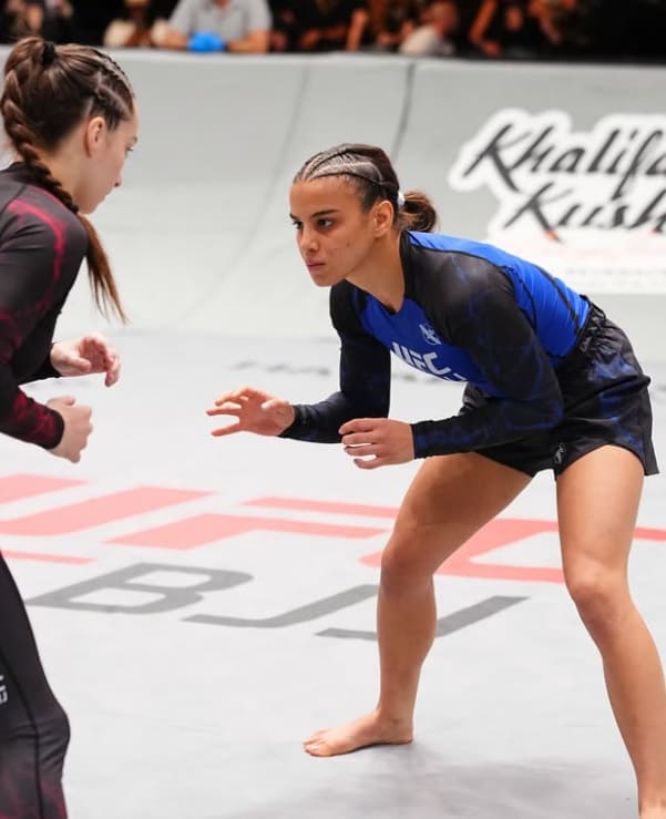Danielle Kelly diante de Thaynara Victoria na luta peso-palha