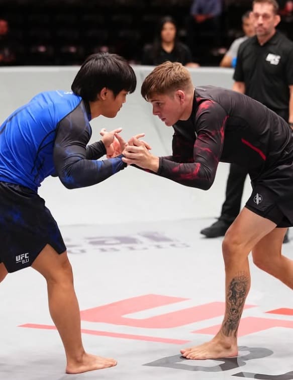 John Chandler face à Raphael Gomez dans le match d'ouverture