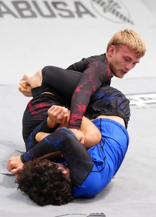 Kyle O'Hare diante de Raphael Ferreira no peso-pena