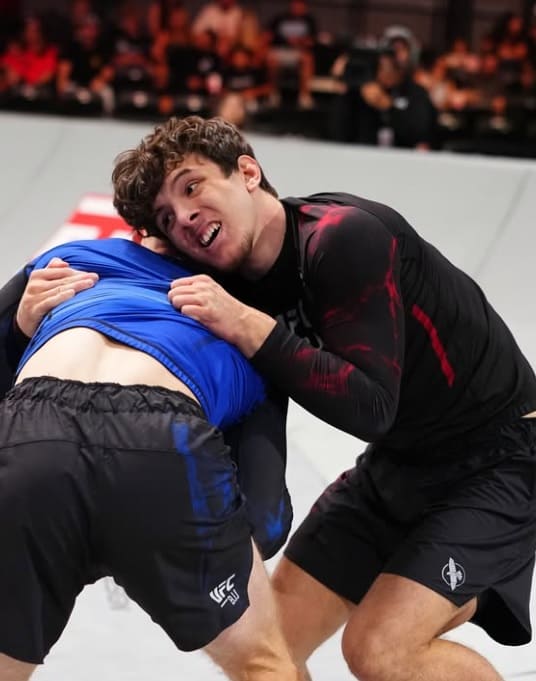Landon Elmore face à Max Livingston chez les lightweights