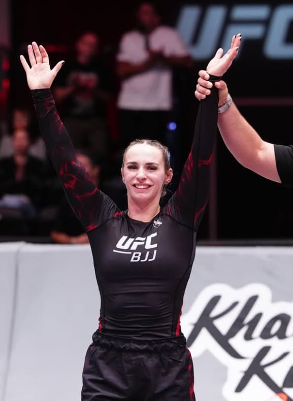 Ffion Davies locks up an arm-triangle on Jaine Fragoso