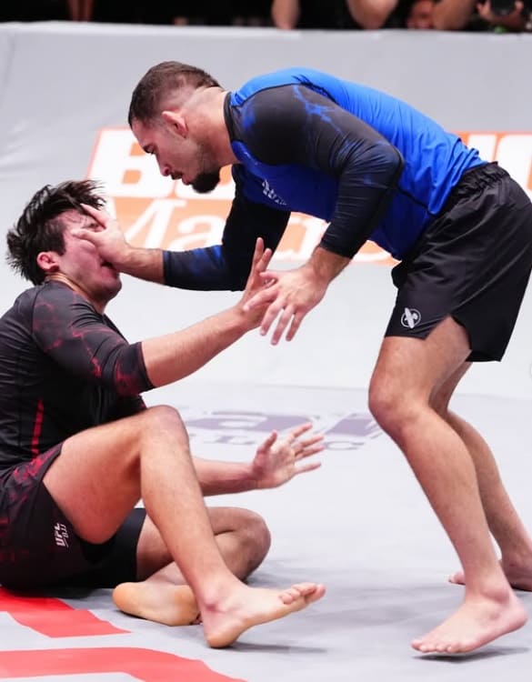 Martin Gonzalez diante de João Nicolite no peso-médio