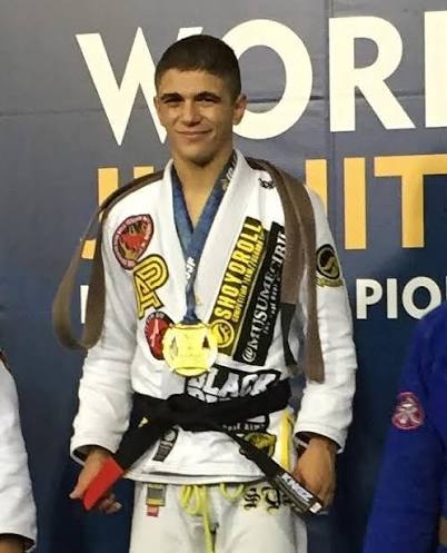 Mikey Musumeci recebe a faixa preta de jiu-jitsu no pódio em 2016