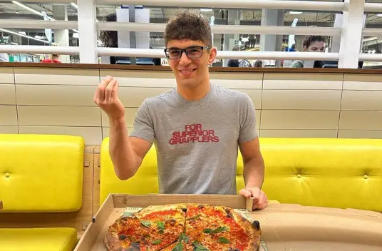 Mikey Musumeci no dia a dia diante de uma placa de pasta, fiel ao apelido Darth Rigatoni
