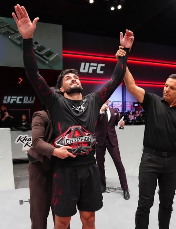 Renato Canuto de braços erguidos após conquistar o título peso-leve diante de Ethan Crelinsten