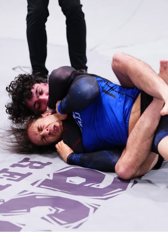 Tristan Sainz nas costas de David Weintraub na estreia no UFC BJJ 13
